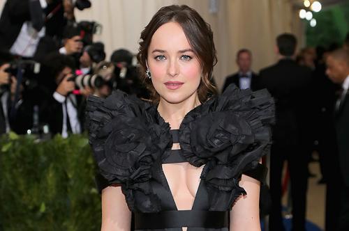 Секрет макияжа Анастейши Стил. Дакота Джонсон рассказала об уходе за кожей, любимых косметических средствах и своих секретах красоты