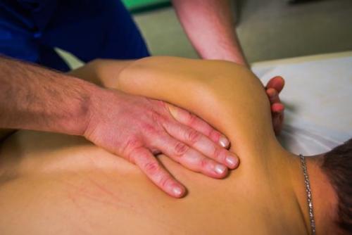 Хрустят суставы в плечах, что делать. Виды патологии 04