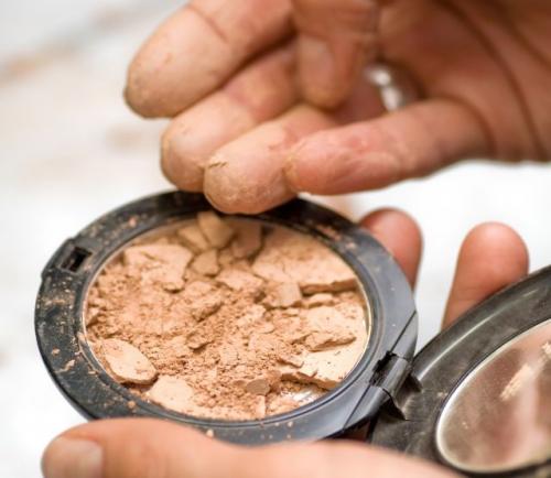 Как носить с собой рассыпчатую пудру. Разбитые мечты: как использовать остатки пудры