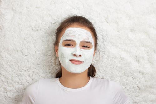 Какие полезные свойства глины для кожи лица. Как использовать косметическую глину при белых прыщах вокруг рта