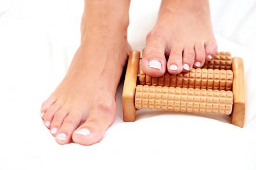 Катать скалку ногами. Массаж скалкой: удивительные эффекты для здоровья. Косточка на ноге пропадает, артроз стопы больше не беспокоит