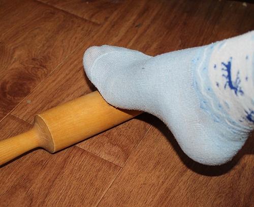 Катать скалку ногами. Массаж скалкой: удивительные эффекты для здоровья. Косточка на ноге пропадает, артроз стопы больше не беспокоит