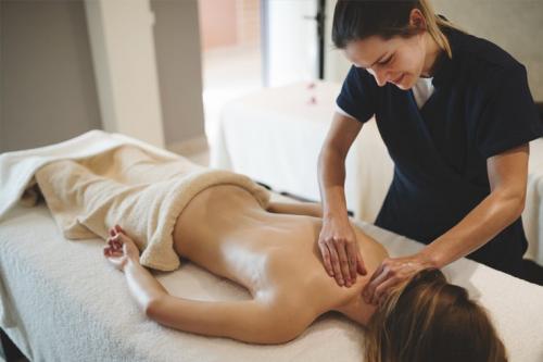 Антицеллюлитный медовый массаж в клинике. Антицеллюлитный медовый массаж 05 Антицеллюлитный медовый массаж в клинике. Антицеллюлитный медовый массаж 05