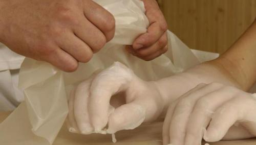 Парафиновый компресс на колено. Парафин для лечения суставов: полезные свойства и применение