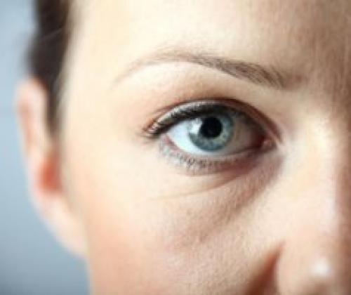 Отек под глазом с одной стороны. Причины отечности под одним глазом