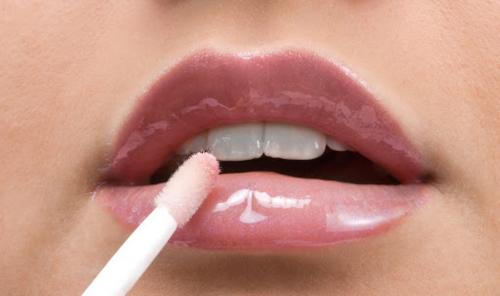 Жидкий прозрачный блеск для губ своими руками. Косметика своими руками. Ухаживающий блеск для губ можно сделать всего за 10 минут 01 Жидкий прозрачный блеск для губ своими руками. Косметика своими руками. Ухаживающий блеск для губ можно сделать всего за 10 минут 01