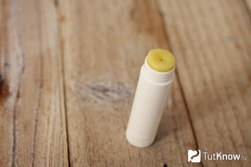 Как сделать блеск для губ с помощью вазелина и помады. 15 лайфхаков по применению вазелина 05 Как сделать блеск для губ с помощью вазелина и помады. 15 лайфхаков по применению вазелина 05