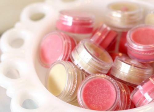 Блеск для губ делаем своими руками. Все компоненты натуральные, а процесс приготовления занимает пять минут 01 Блеск для губ делаем своими руками. Все компоненты натуральные, а процесс приготовления занимает пять минут 01