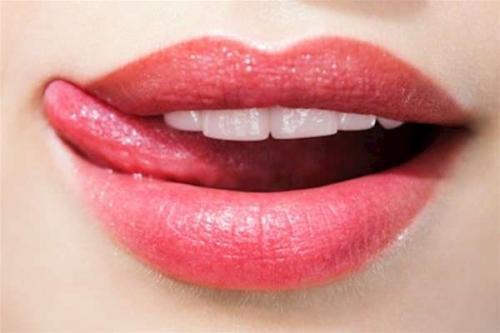 Как правильно красить губы карандашом, чтобы увеличить. Как сделать губы пухлыми в домашних условиях