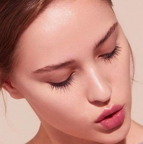 Как правильно наносить румяна и хайлайтер. Хайлайтер: подробное бьюти-досье