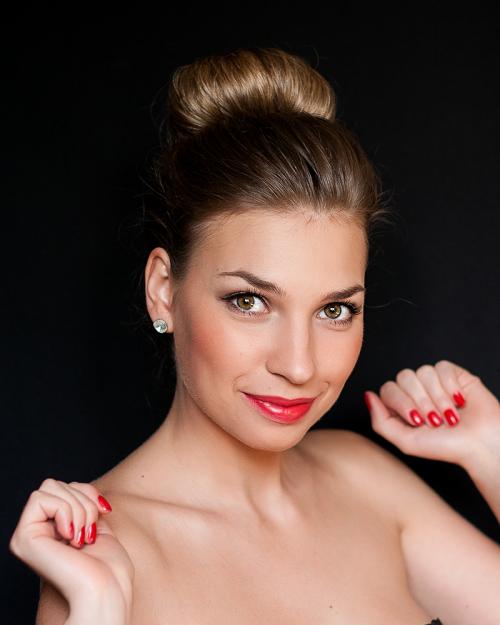 Как правильно наносить румяна. Нанесение румян в зависимости от формы лица