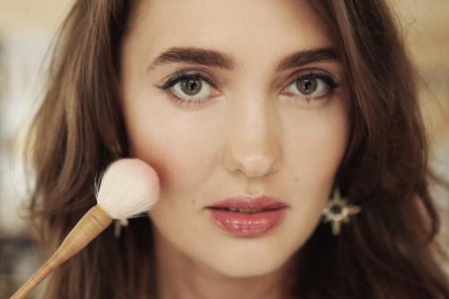 Как правильно наносить румяна. Нанесение румян в зависимости от формы лица