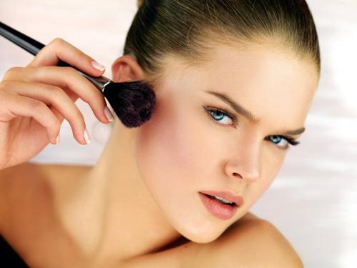 Как правильно наносить румяна. Нанесение румян в зависимости от формы лица