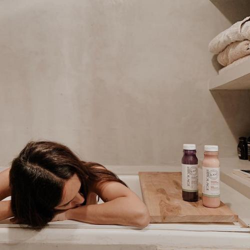 Смывка краски с волос в салоне и домашних условиях. Как смыть краску с волос в домашних условиях