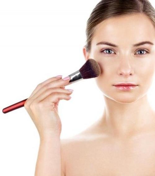 Как правильно наносить румяна. Румяна: виды, как выбрать, как подобрать цвет к коже лица, пошаговое видео, как правильно наносить, техники нанесения, рейтинг лучших румян