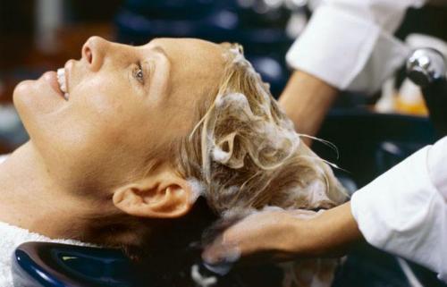 11 способов удалить черную краску для волос. Почему сложно выйти из черного цвета волос? 15 11 способов удалить черную краску для волос. Почему сложно выйти из черного цвета волос? 15