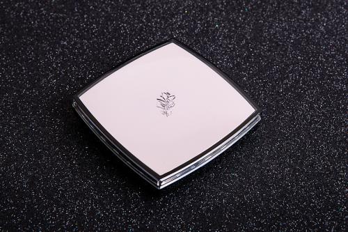 Люксовые пудры для лица. Сегмент Люкс: почему самую лучшую пудру следует искать в данной категории? 10 Люксовые пудры для лица. Сегмент Люкс: почему самую лучшую пудру следует искать в данной категории? 10