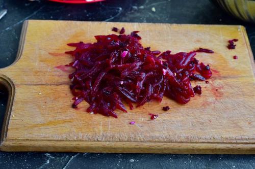 Какие особенности приготовления делают этот салат особенно вкусным. Вкусный овощной салат «Изюминка»