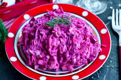 Какие особенности приготовления делают этот салат особенно вкусным.  Вкусный овощной салат «Изюминка»