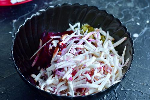 Какие особенности приготовления делают этот салат особенно вкусным. Вкусный овощной салат «Изюминка»