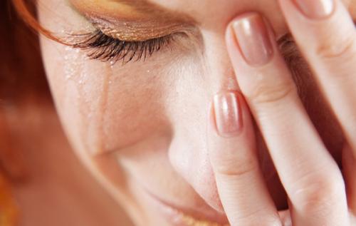 Почему после плача могут опухнуть глаза. Отеки глаз после слез. Почему появляются и как избавиться