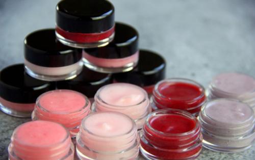 Как долго можно хранить самодельный увлажняющий блеск для губ. Как самостоятельно сделать блеск для губ: инструкция с ингредиентами