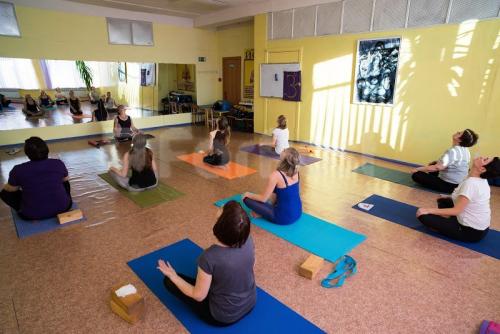 Как начать заниматься вечерней йогой для начинающих дома: пошаговое руководство 10 Как начать заниматься вечерней йогой для начинающих дома: пошаговое руководство 10