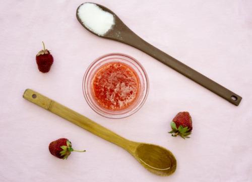 Помада или блеск, что дольше держится на сухих губах. Как сделать макияж губ более стойким?