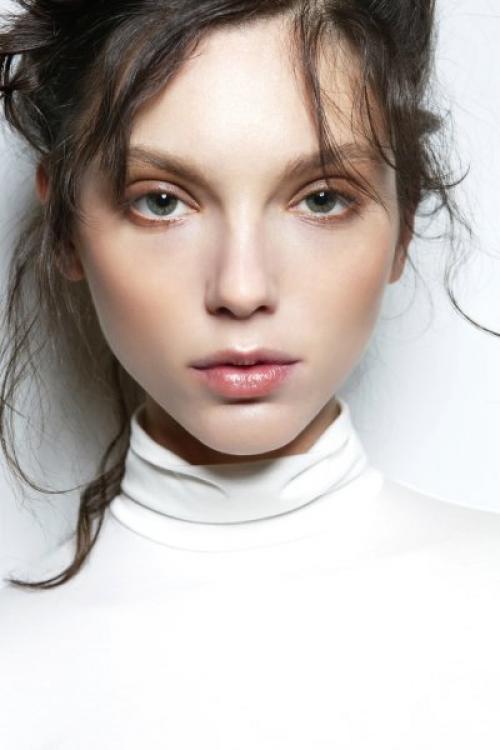 Какой эффект создает блеск на пухлых губах, а какой - помада. Как увеличить губы с помощью макияжа?