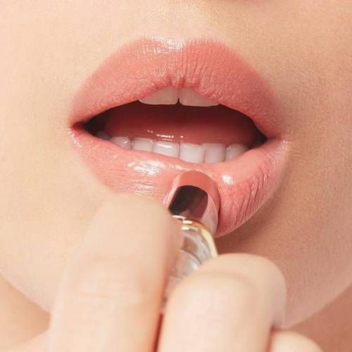 Как правильно выбрать блистер для создания объема губ. Как выбрать косметическое средство для увеличения объема губ?