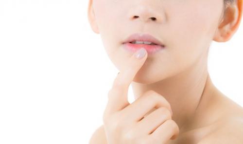 Как долго держится на губах блеск и помада. Как сделать макияж губ более стойким?