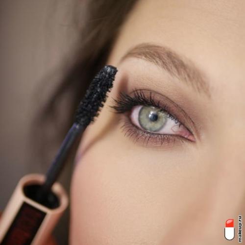 Макияж под пудровое платье. Макияж к бежевому платью: оттенки и техники