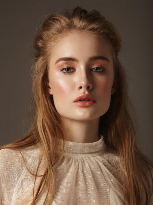 Макияж под пудровое платье. Макияж к бежевому платью: оттенки и техники