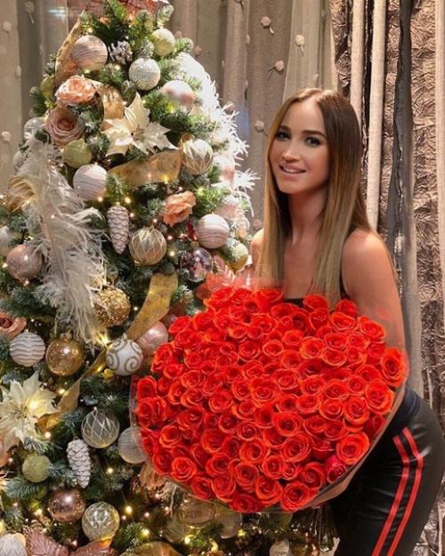 Пожалуй, она сейчас самая популярная артистка! 05