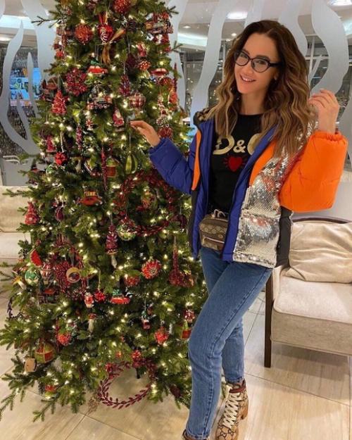 Пожалуй, она сейчас самая популярная артистка! 07