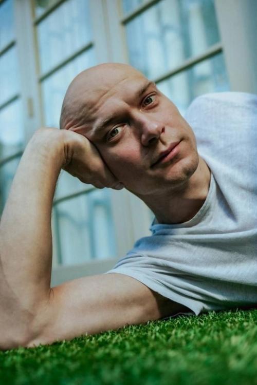 Юра Борисов продолжает покорять голливуд: актер участвует в новой фотосессии для Los Angeles Times. 01