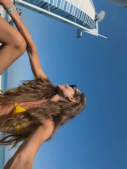 Дочь Дмитрия Маликова, сильно похудевшая, вызвала тревогу у своих поклонников фотографиями в бикини. 01