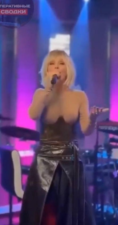 У певицы Валерии во время концерта сдвинулось платье с глубоким декольте и в кадр попал оголенный бюст.

