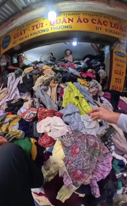 Секонд в Ханое выглядит так, будто сюда свезли гардеробы половины планеты и забыли разобрать.  