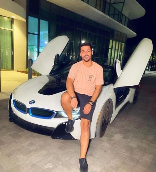 Этого Акобир ашуркулович - он всемирно известный визажист. 01