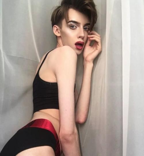 Это бьюти - блогер Андрей Петров, который любит красится в повседневной жизни. 01