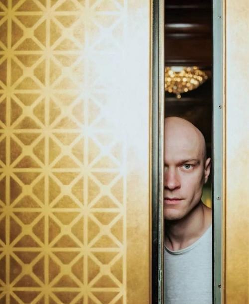 Юра Борисов продолжает покорять голливуд: актер участвует в новой фотосессии для Los Angeles Times. 02