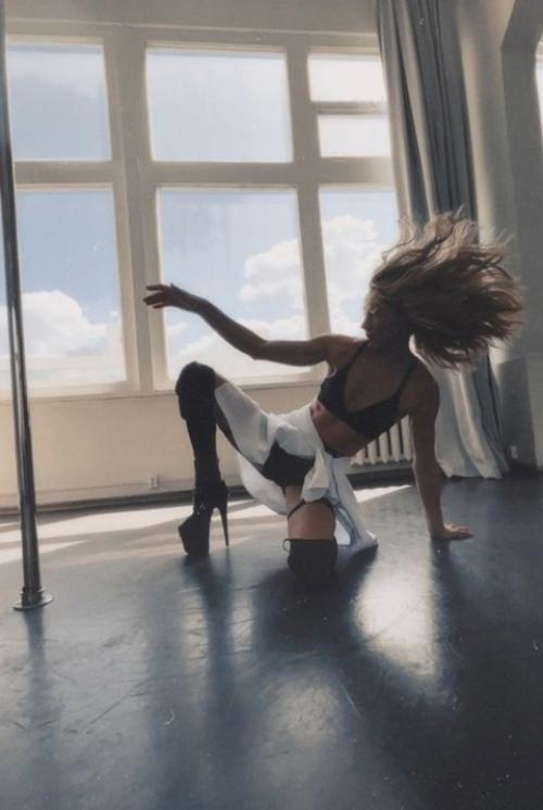 41-Летняя Светлана ходченкова продемонстрировала танцы на пилоне. 02