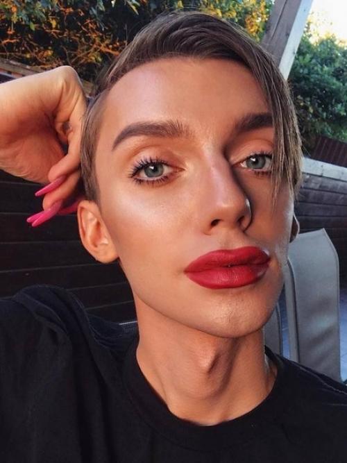 Это бьюти - блогер Андрей Петров, который любит красится в повседневной жизни. 02