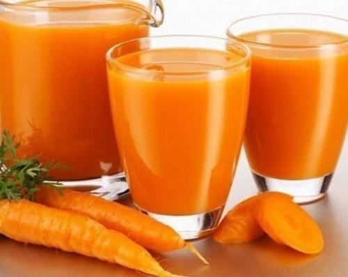 Сок моркови.  В зависимости от состояния человека, сырой морковный сок можно пить от 0, 5 литра до 3-х или 4-х литров в день. Сок моркови.  В зависимости от состояния человека, сырой морковный сок можно пить от 0, 5 литра до 3-х или 4-х литров в день.