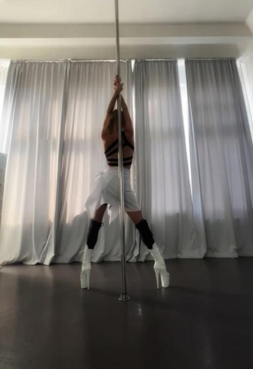 41-Летняя Светлана ходченкова продемонстрировала танцы на пилоне. 03