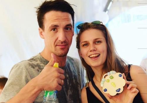 Невероятно красивая пара двух актеров - Дaша Мeльникова и Артур смольянинов. 04