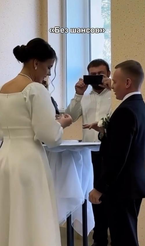 Новый тренд: девушки сначала жалуются подругам на Низкий Рост Мужиков, а потом … выходят за них замуж. 01