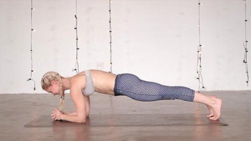 4 асаны, которые помогут освоить стойку на предплечьях. 02