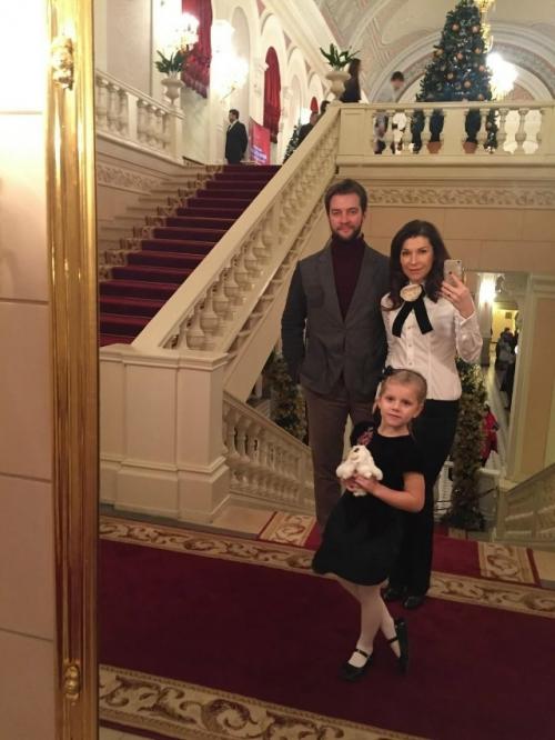 Екатерина волкова появилась на публике вместе с очаровательной дочерью Лизой. 04